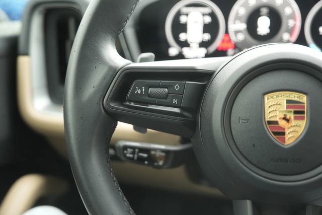 Used 2025 Porsche Cayenne Base image 23
