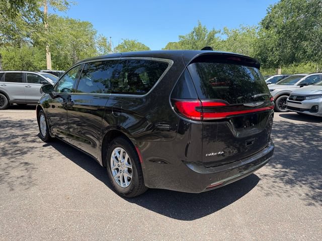 Used 2023 Chrysler Pacifica Touring-L FWD image 4