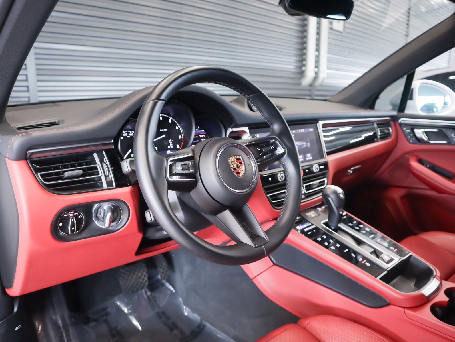 Certified 2022 Porsche Macan AWD/4WD image 4