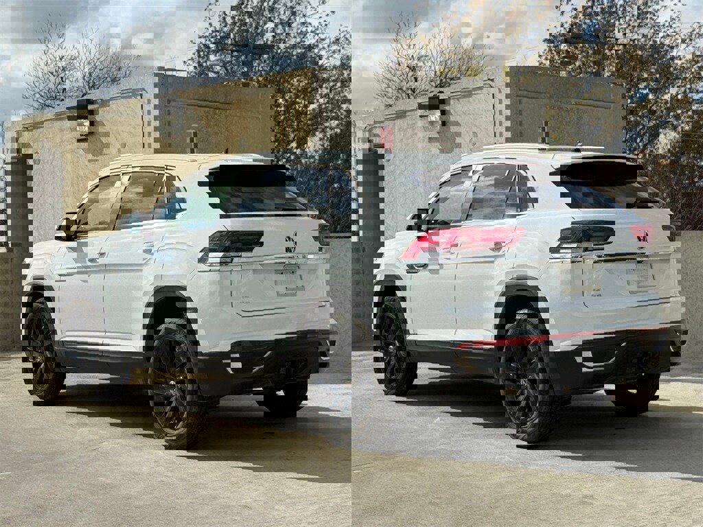 Used 2023 Volkswagen Atlas Cross Sport SE w/ Panoramic Sunroof Package image 7