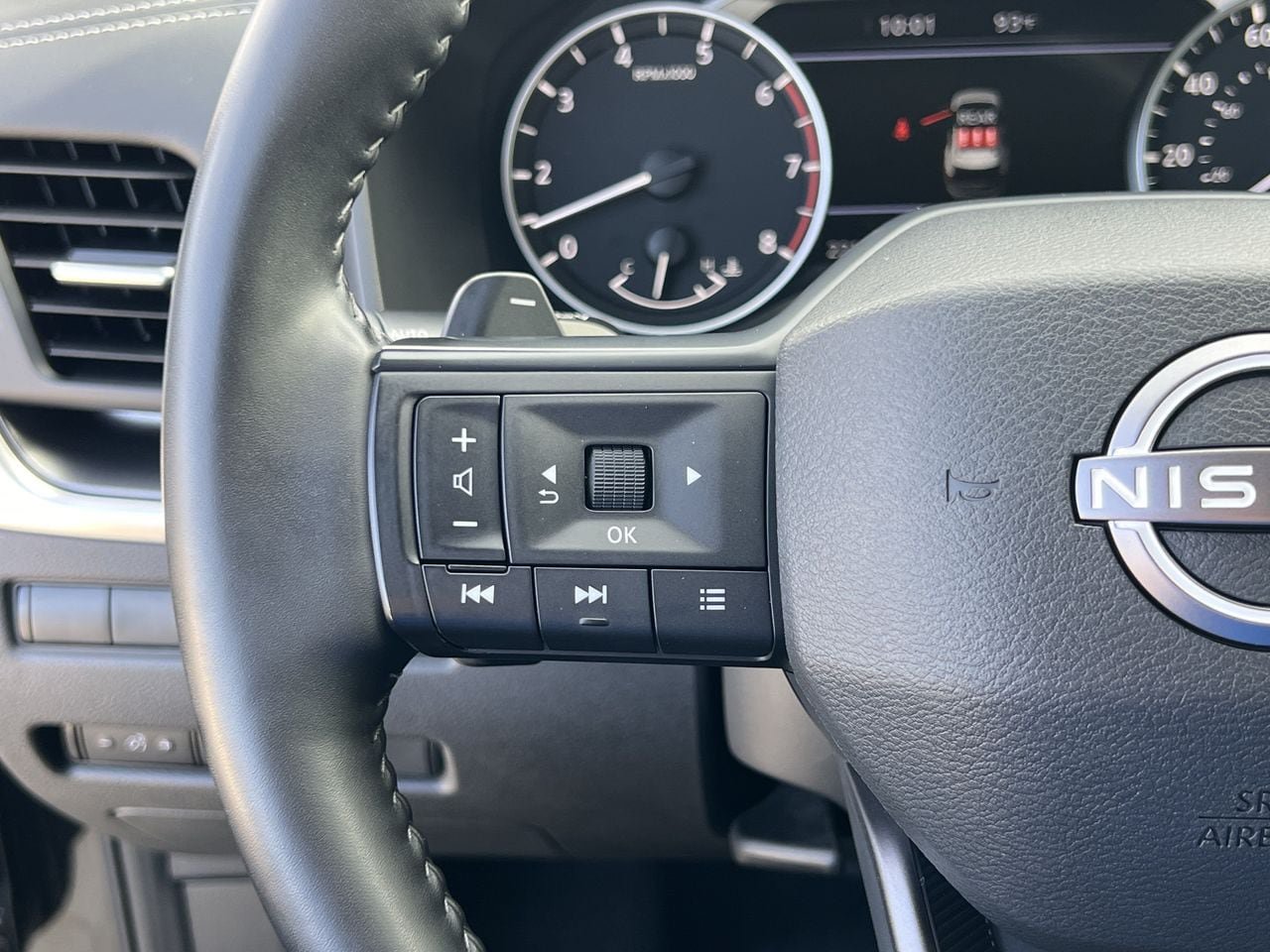 Certified 2025 Nissan Rogue SV AWD/4WD image 12