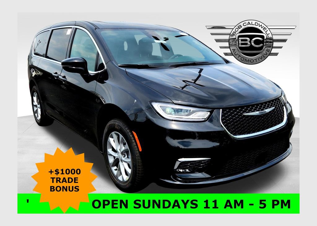 New 2025 Chrysler Pacifica Select w/ Uconnect Theater Family Group