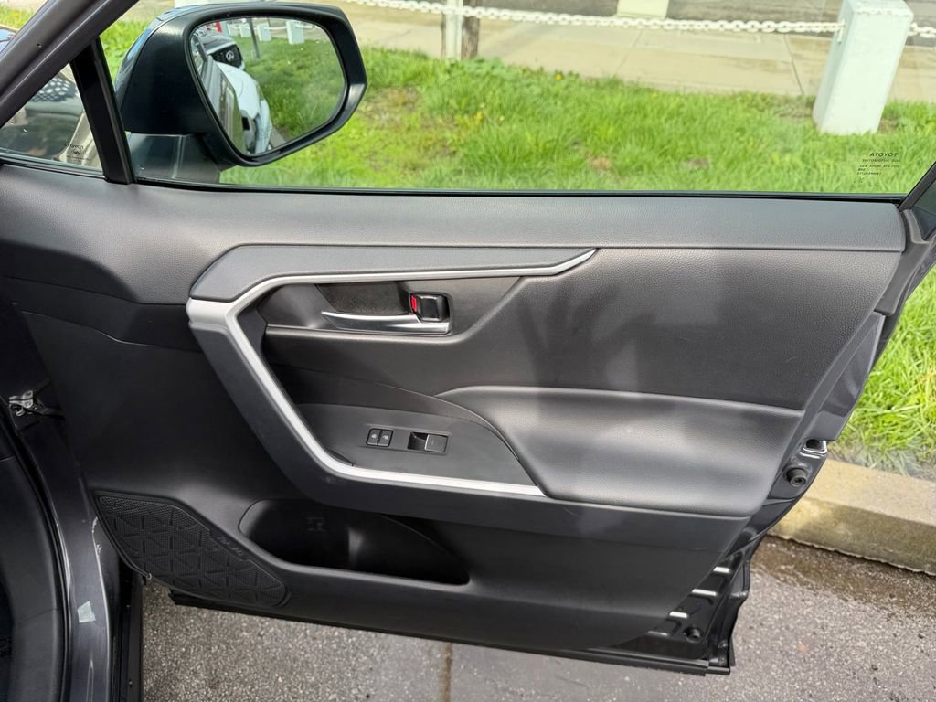 Used 2025 Toyota RAV4 XLE image 27