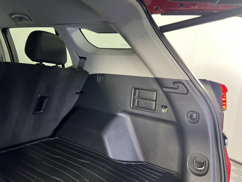 Used 2024 GMC Terrain SLE w/ Driver Convenience Package image 9