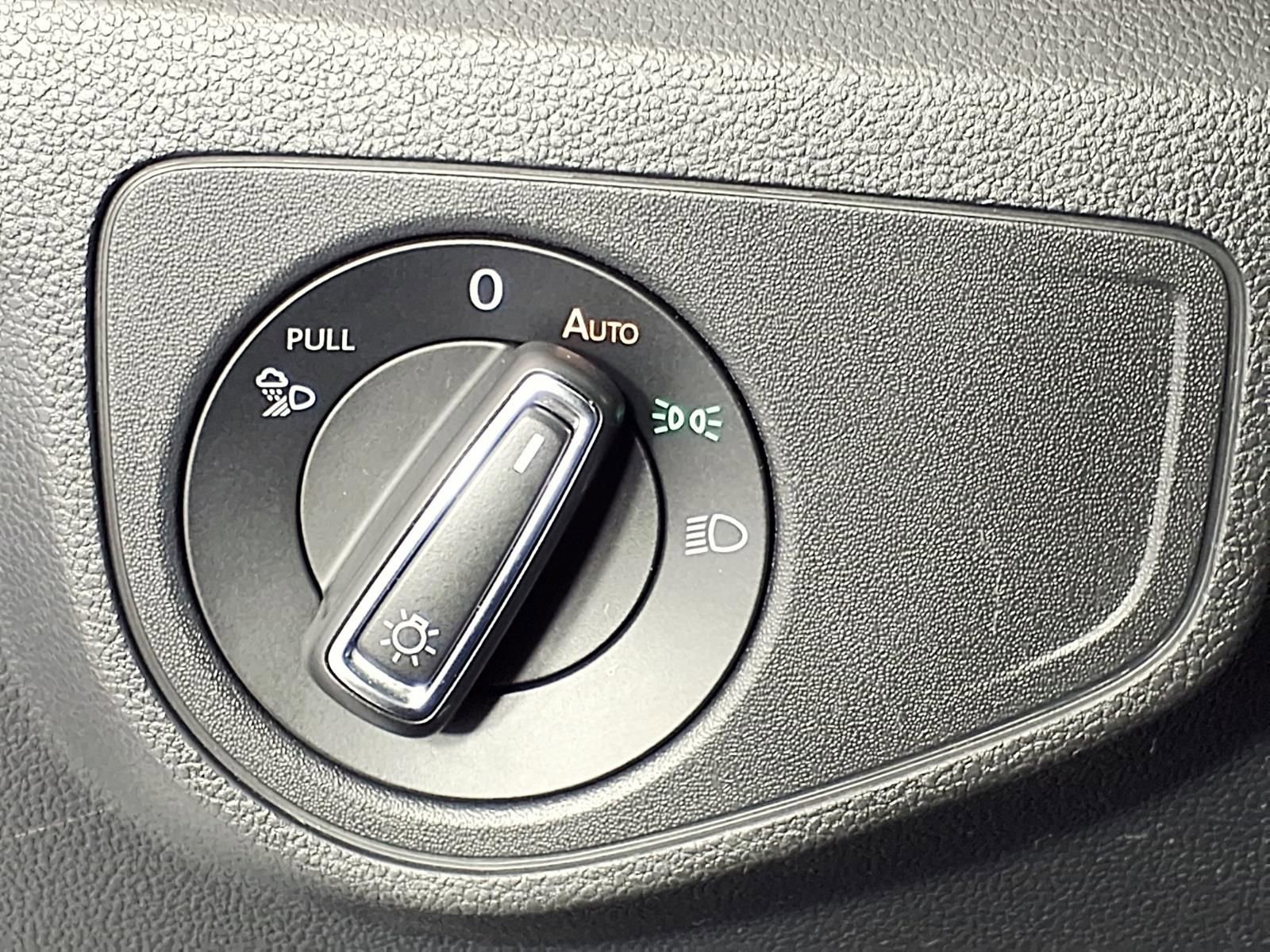 Used 2020 Volkswagen Atlas Cross Sport SE w/ Panoramic Sunroof Package image 16