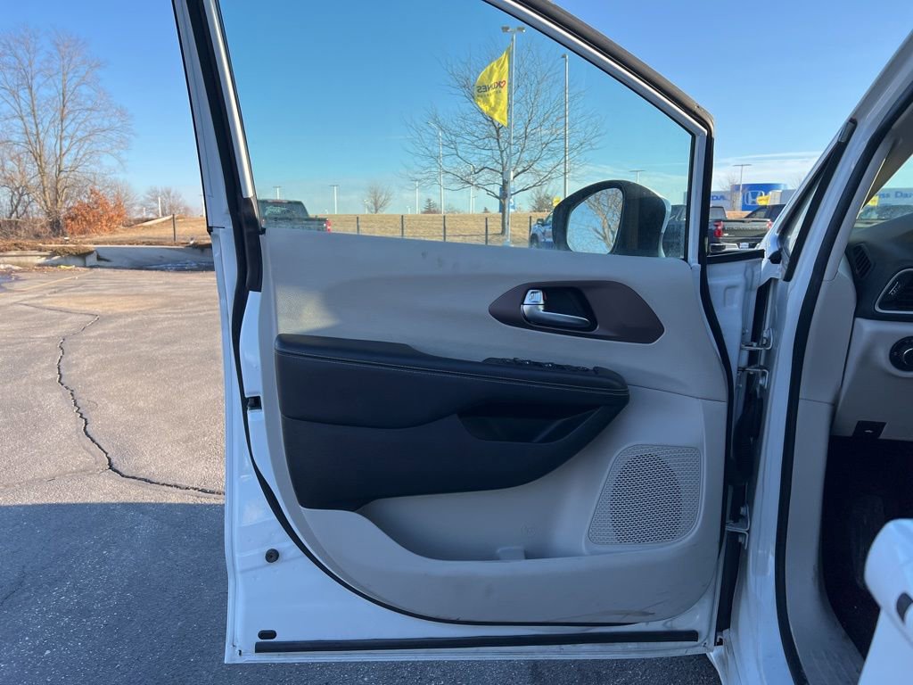 Used 2023 Chrysler Voyager LX image 8