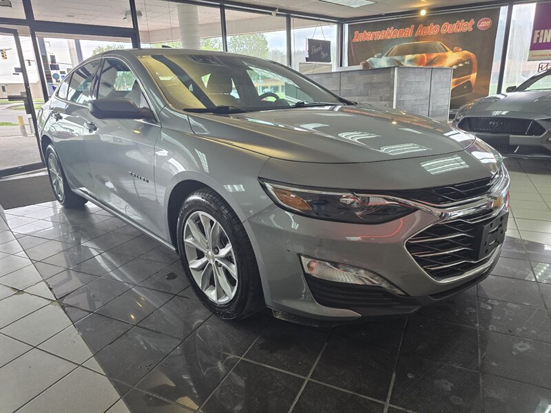 Used 2025 Chevrolet Malibu LT FWD image 3
