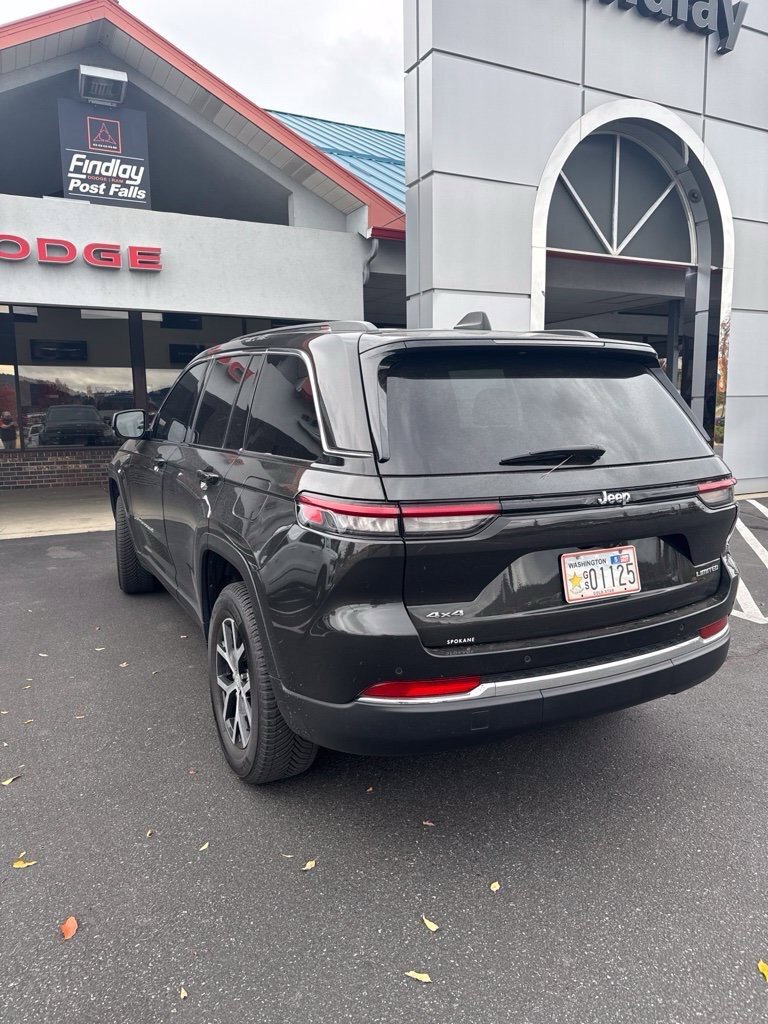 Used 2023 Jeep Grand Cherokee Limited w/ Trailer Tow Prep Group (B) AWD/4WD image 7
