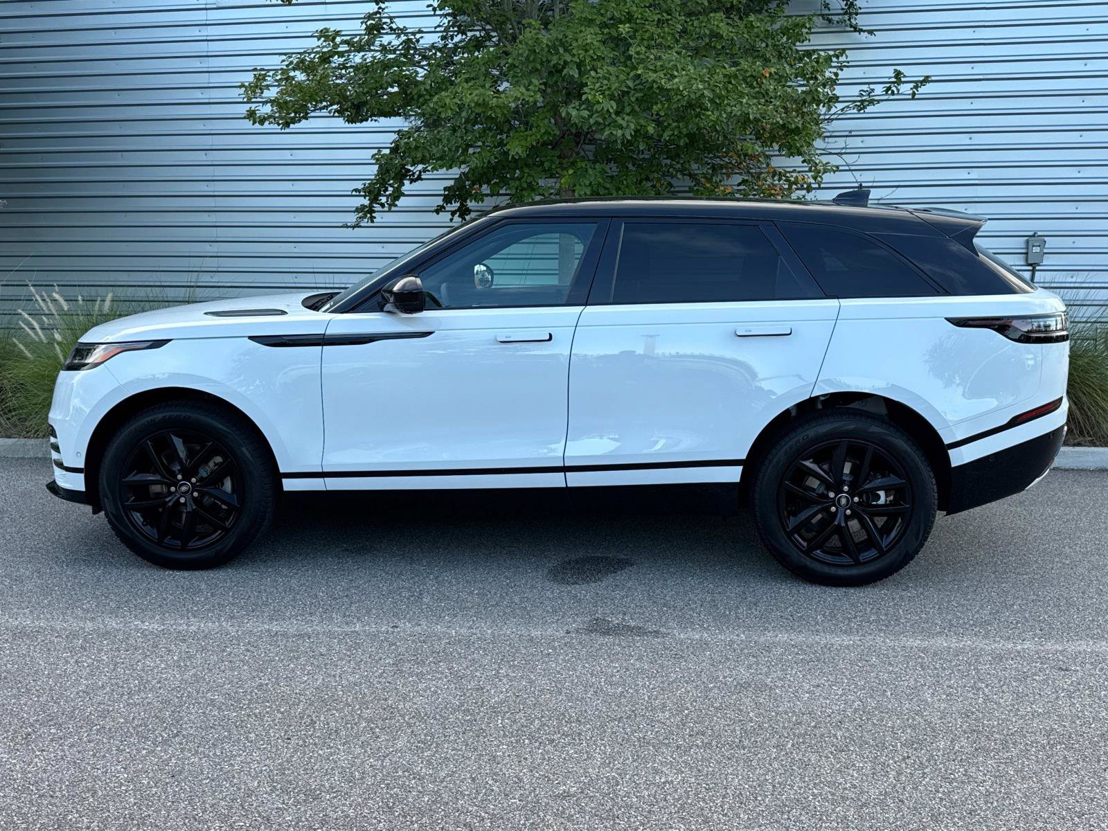 New 2026 Land Rover Range Rover Velar Dynamic SE image 2