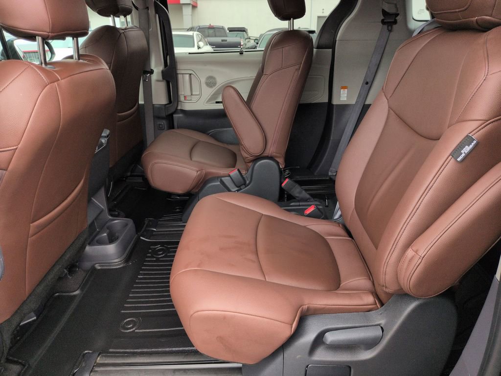 Used 2024 Toyota Sienna LE FWD image 25