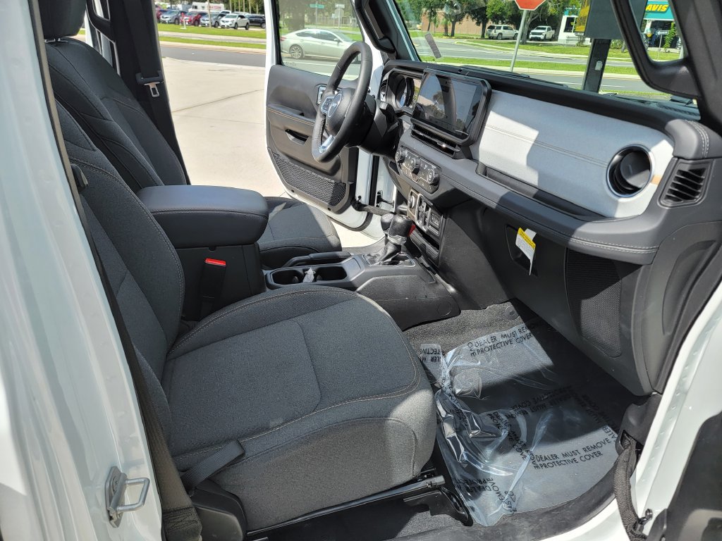 Used 2026 Jeep Wrangler Unlimited Sahara AWD/4WD image 14