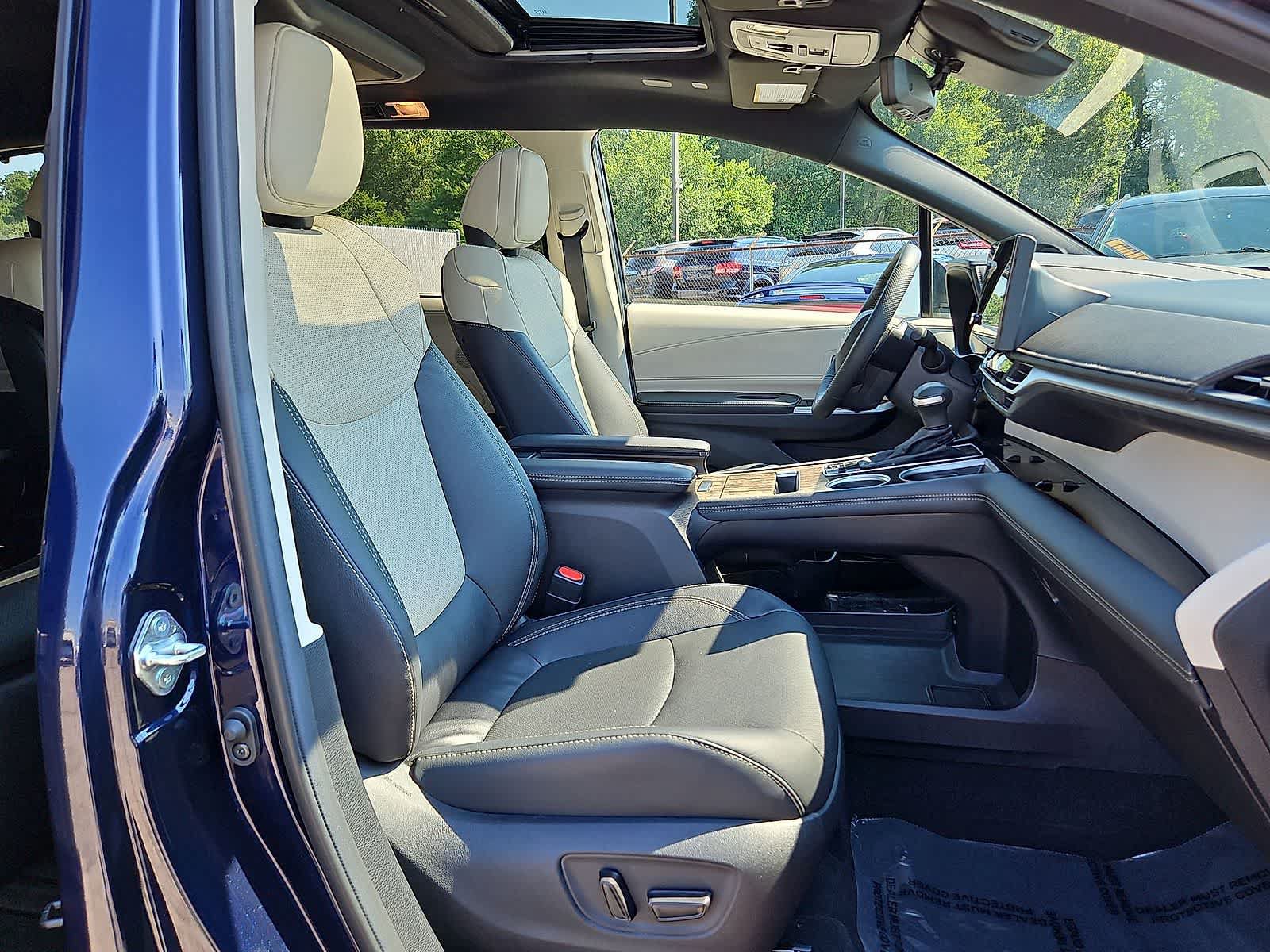 Used 2025 Toyota Sienna Platinum AWD/4WD image 33