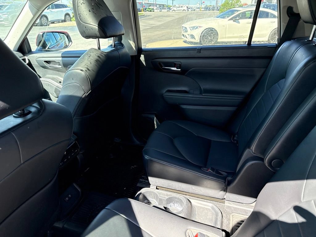 Used 2021 Toyota Highlander XLE AWD/4WD image 24