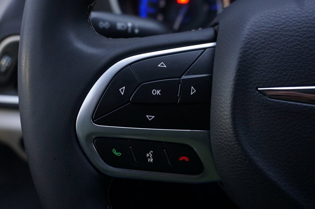 Used 2024 Chrysler Pacifica Touring-L image 20