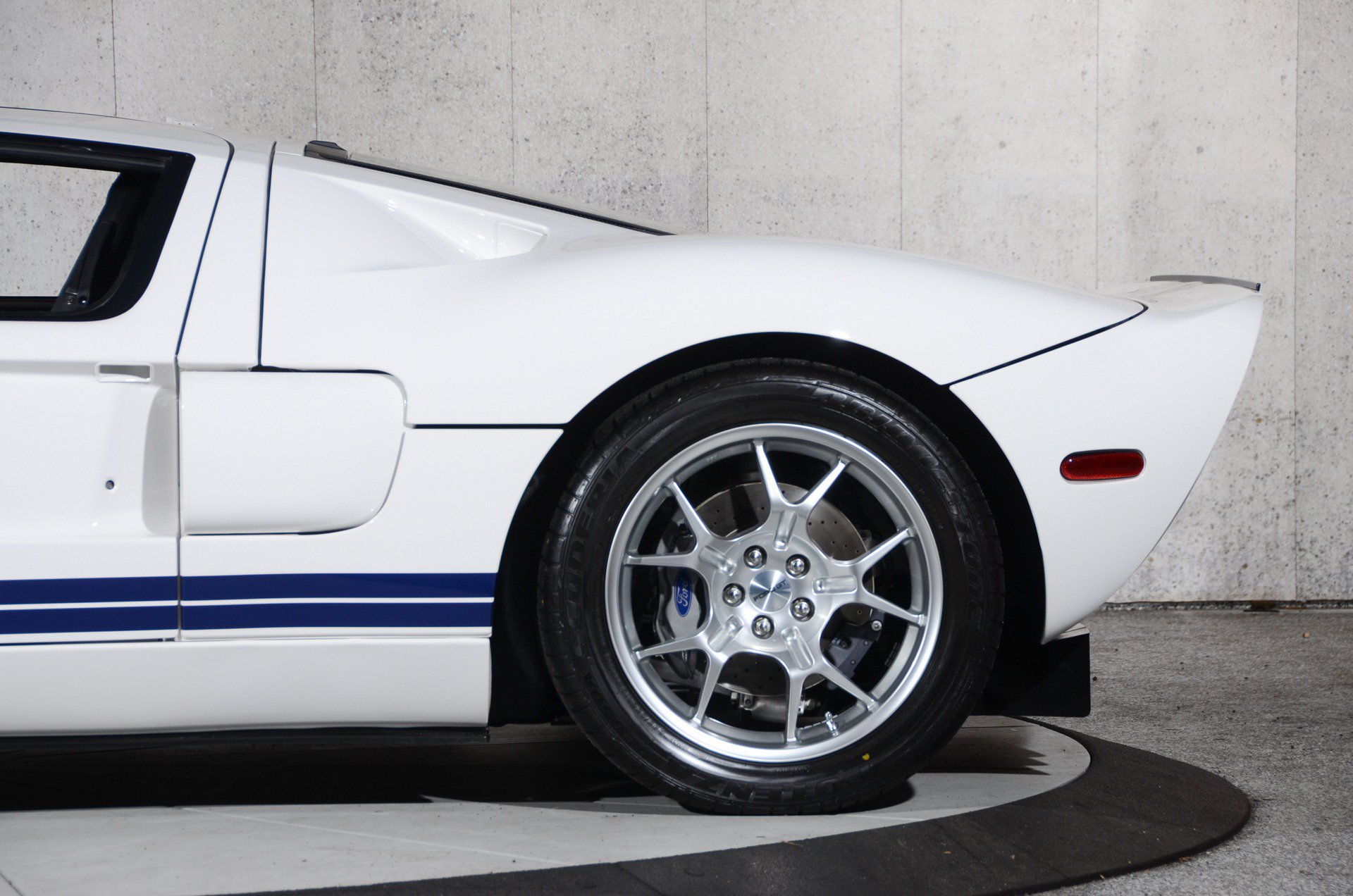 Used 2006 Ford GT RWD image 37