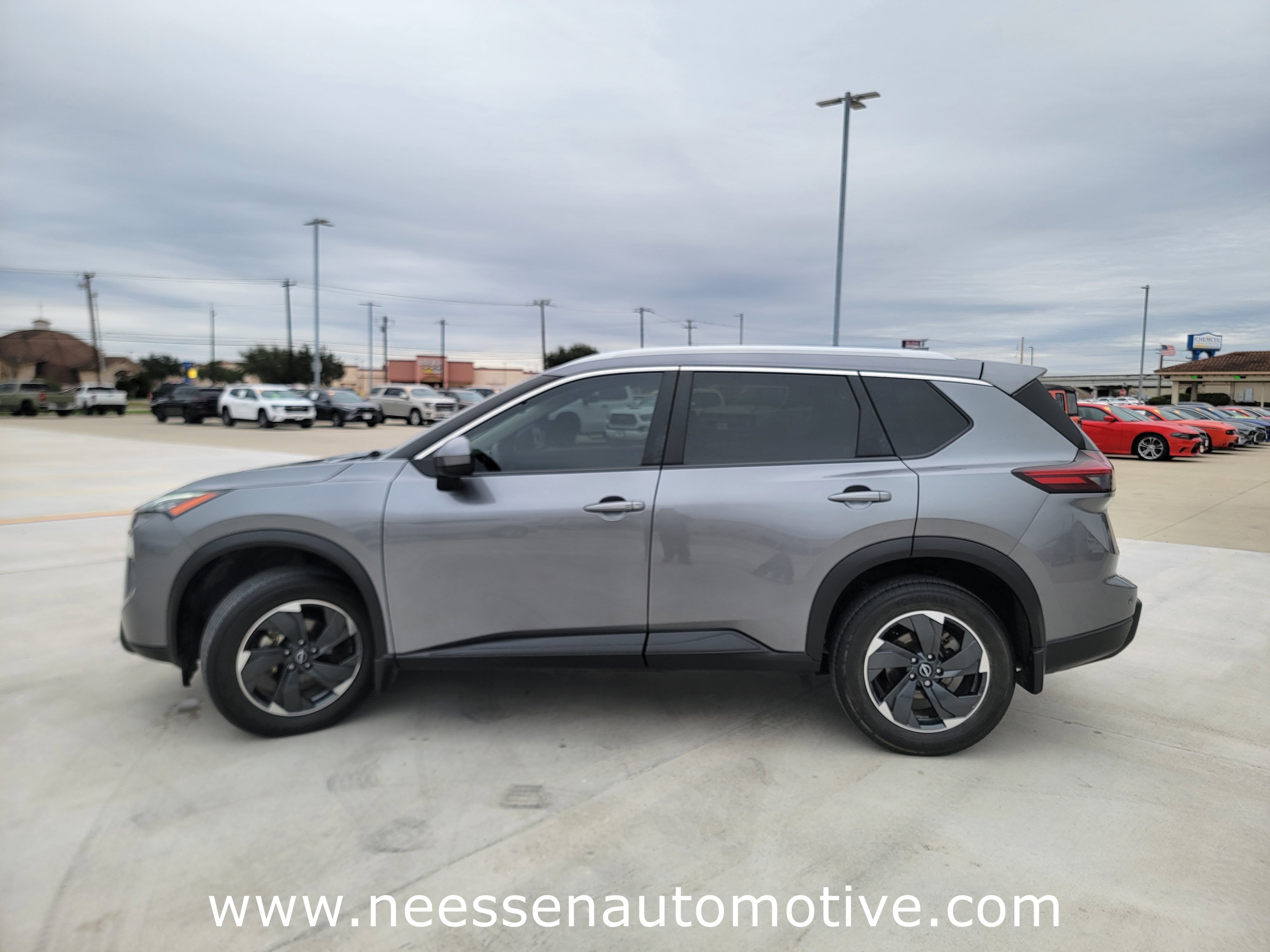Used 2024 Nissan Rogue SV w/ SV Premium Package image 4