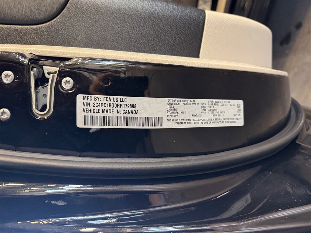 Used 2024 Chrysler Pacifica Touring-L image 31