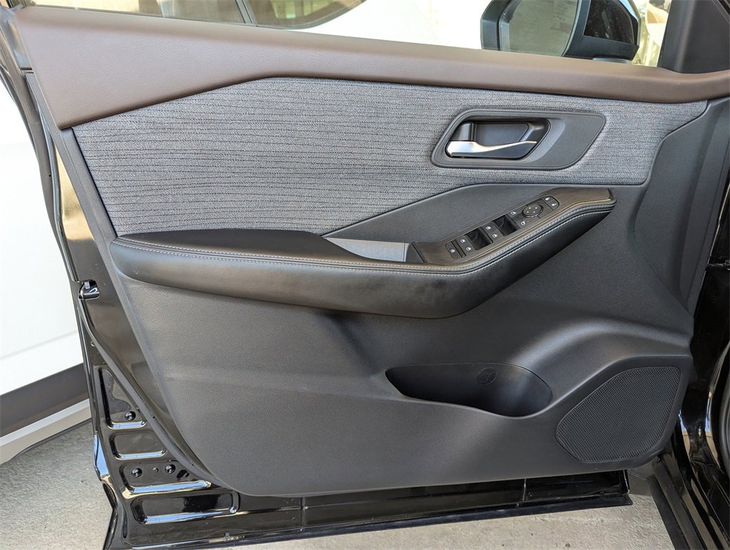 Used 2023 Nissan Rogue SV image 17