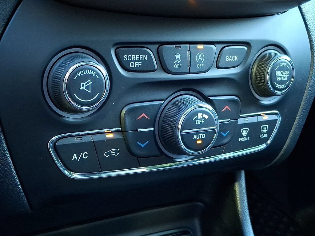Used 2017 Jeep Cherokee Latitude w/ Comfort/Convenience Group AWD/4WD image 13