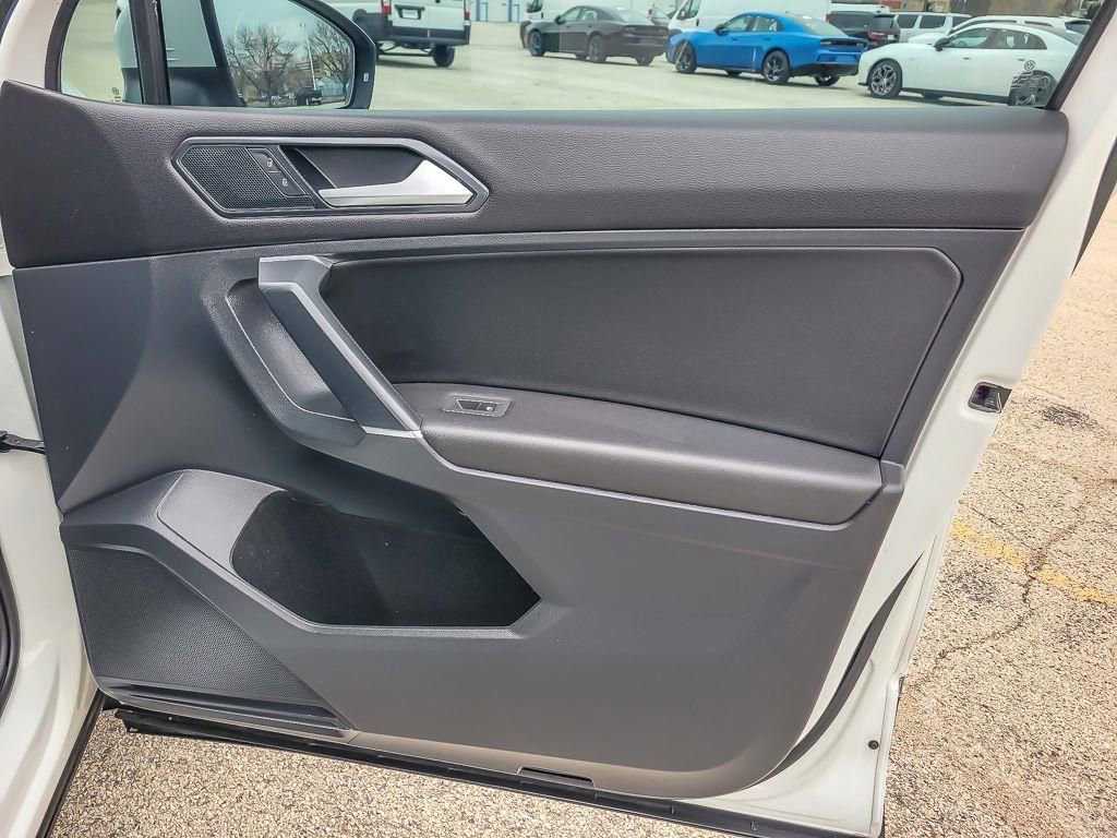 Used 2018 Volkswagen Tiguan SE w/ Panoramic Sunroof Package image 24