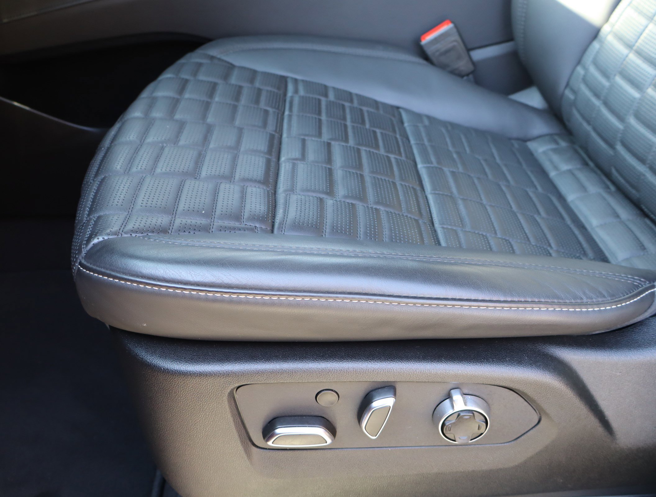 Used 2024 Cadillac Escalade V w/ LPO, ONYX Package image 16