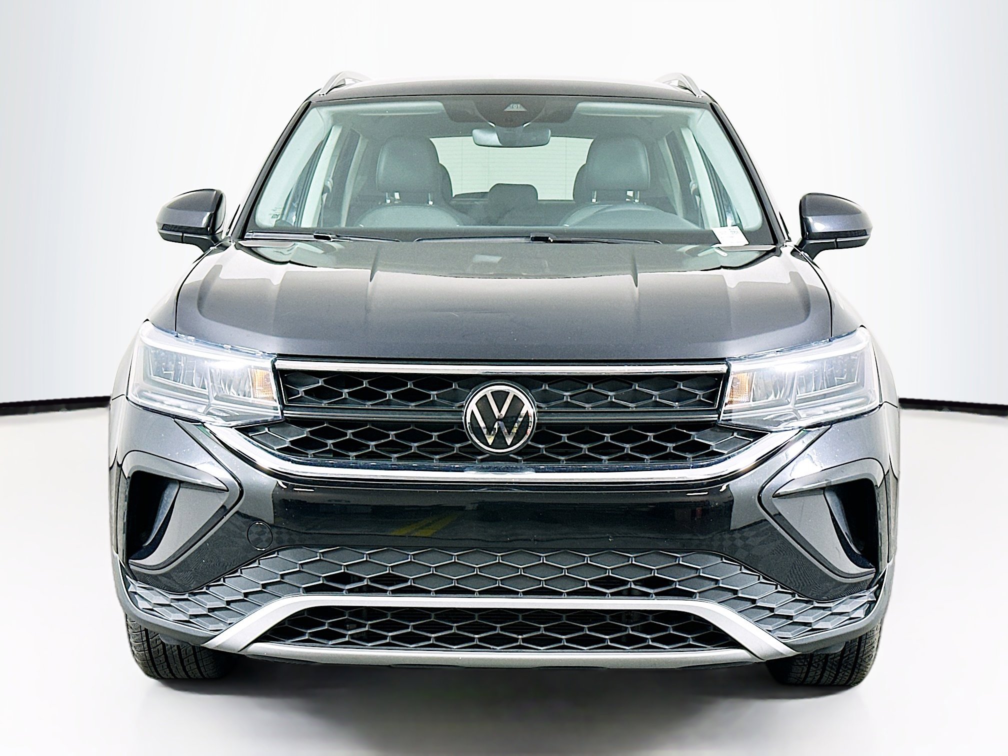 Used 2024 Volkswagen Taos SE image 2