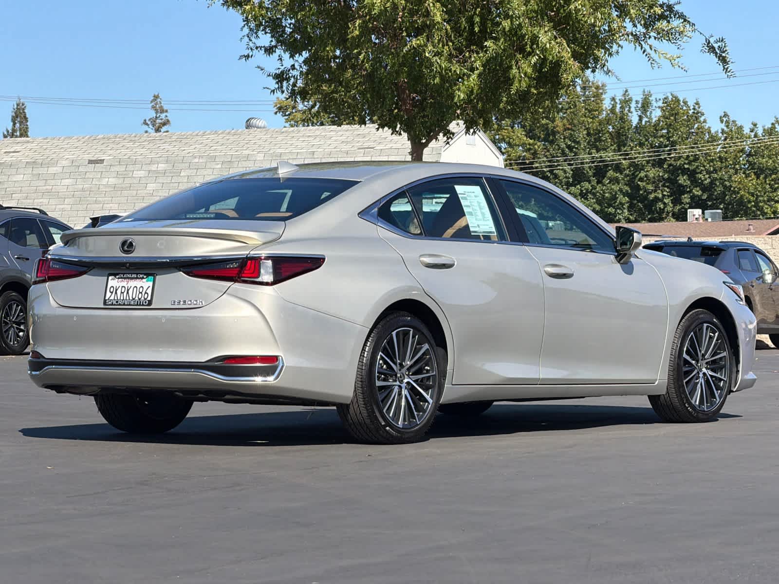 Certified 2024 Lexus ES 300h w/ Premium Package FWD image 2