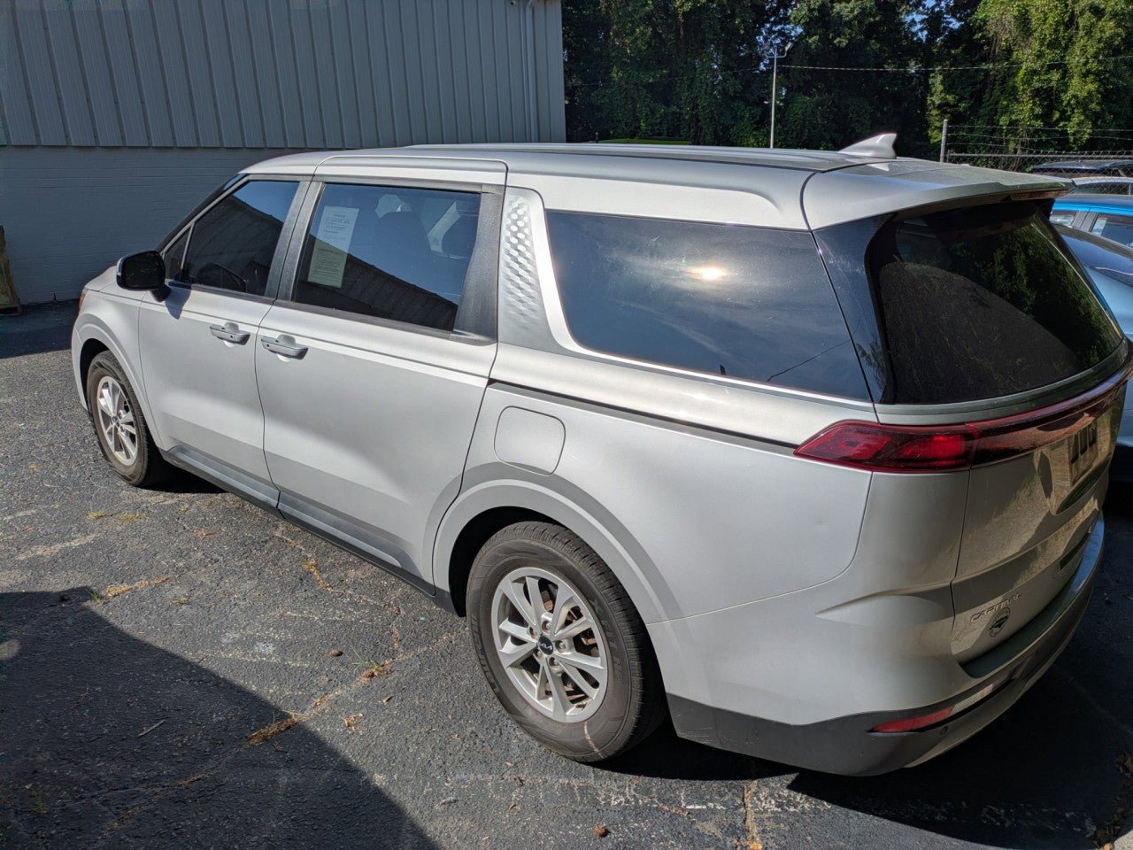 Used 2023 Kia Carnival LX FWD image 4