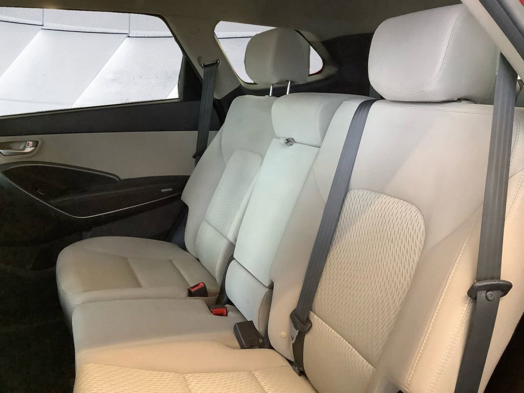 Used 2017 Hyundai Santa Fe SE image 18