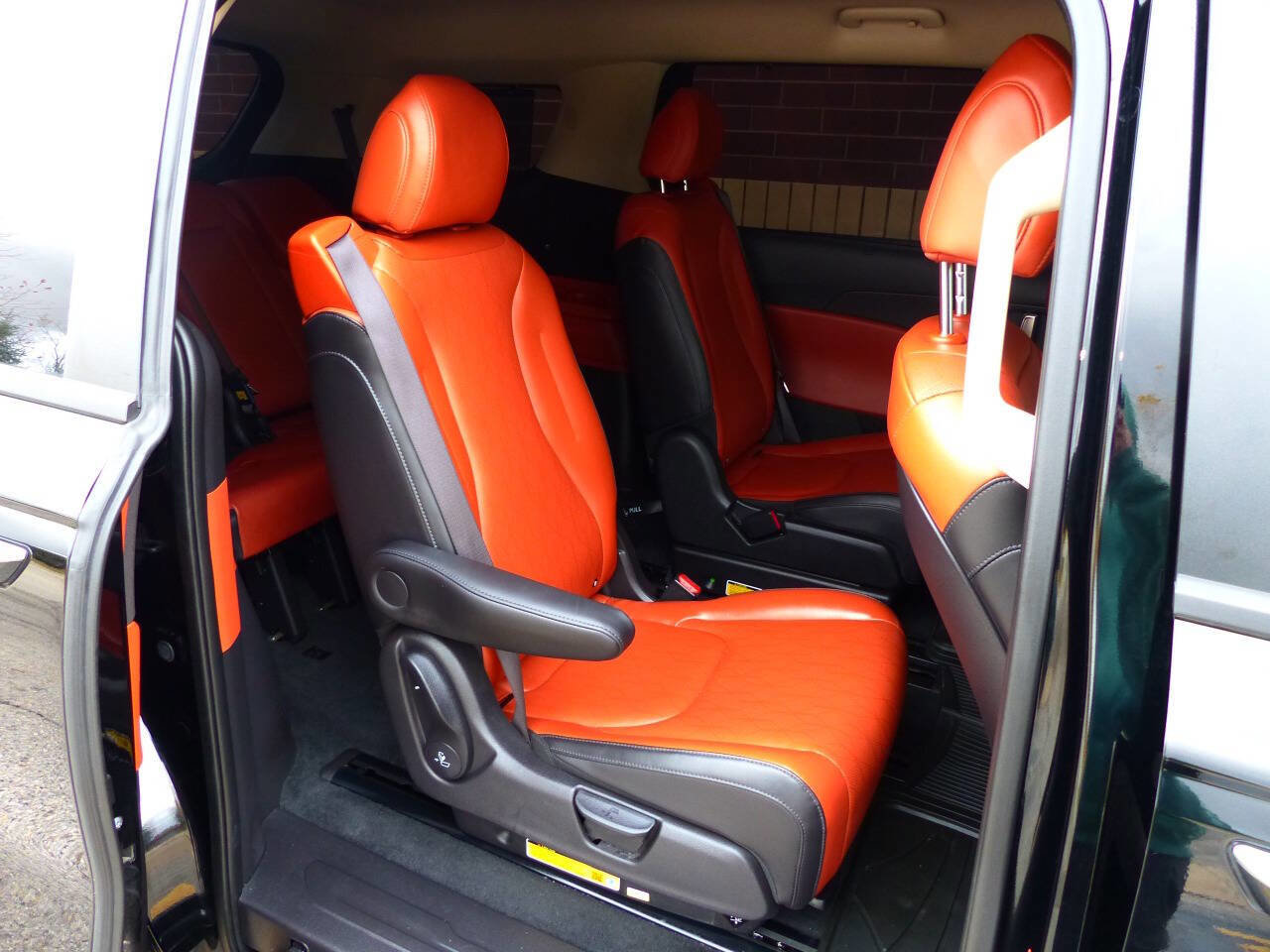 Used 2025 Kia Carnival EX image 44