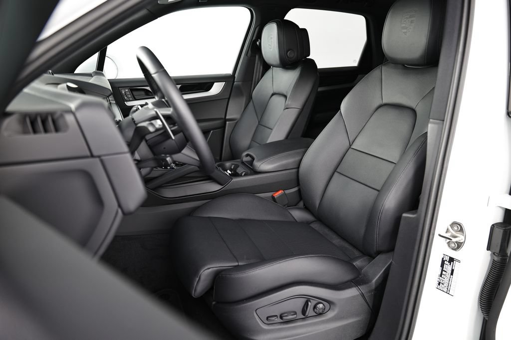 Certified 2025 Porsche Cayenne S AWD/4WD image 5