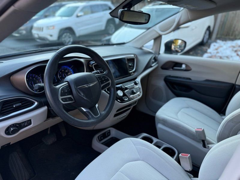 Used 2017 Chrysler Pacifica Touring FWD image 11