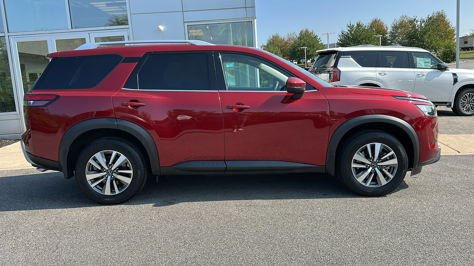 Certified 2025 Nissan Pathfinder SL image 27