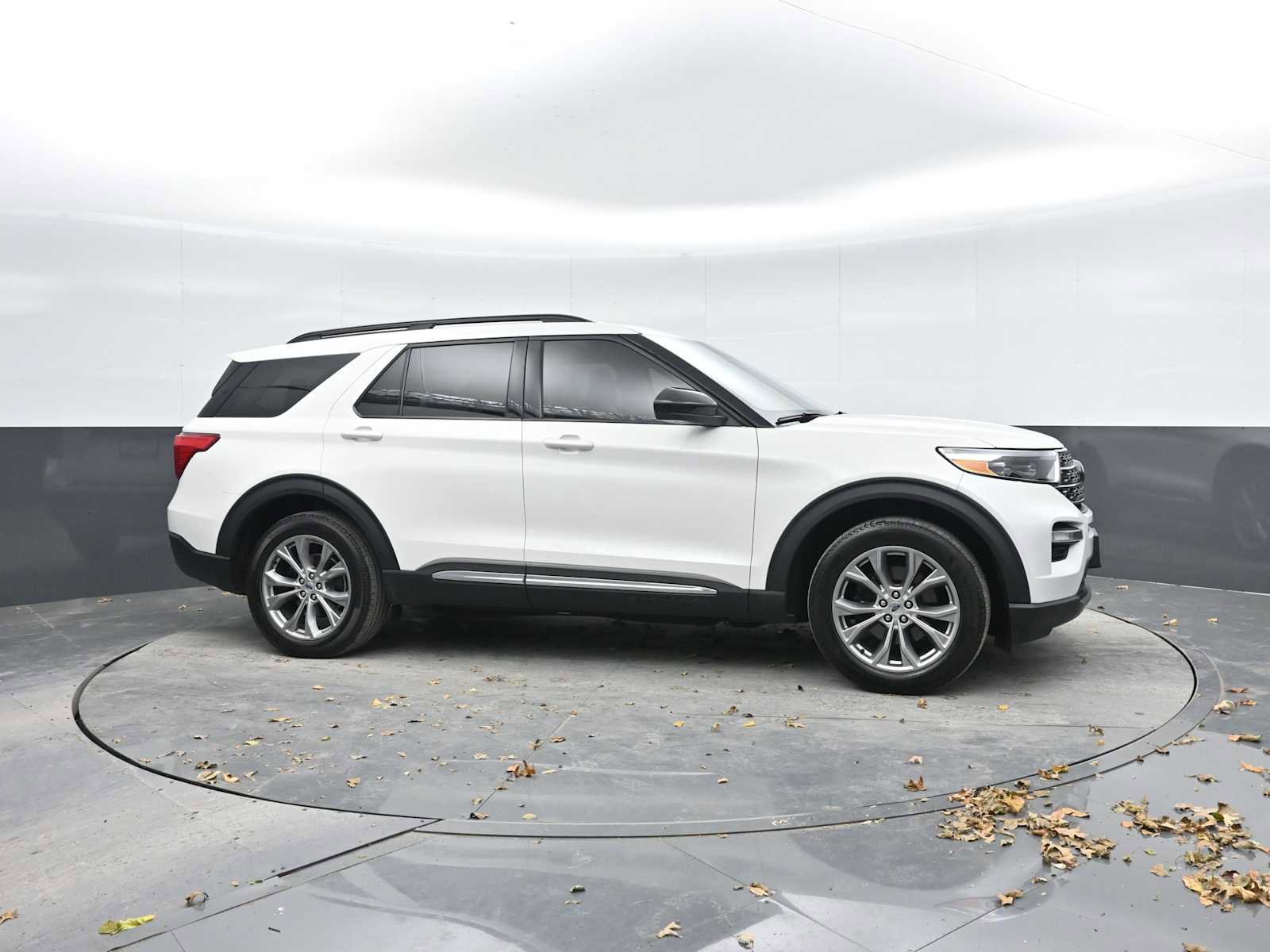 Used 2022 Ford Explorer XLT w/ Equipment Group 202A image 7