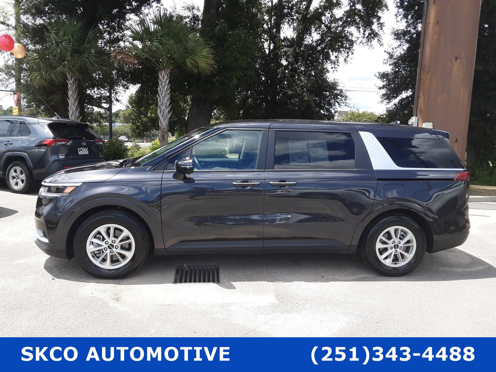 Used 2024 Kia Carnival LX image 2
