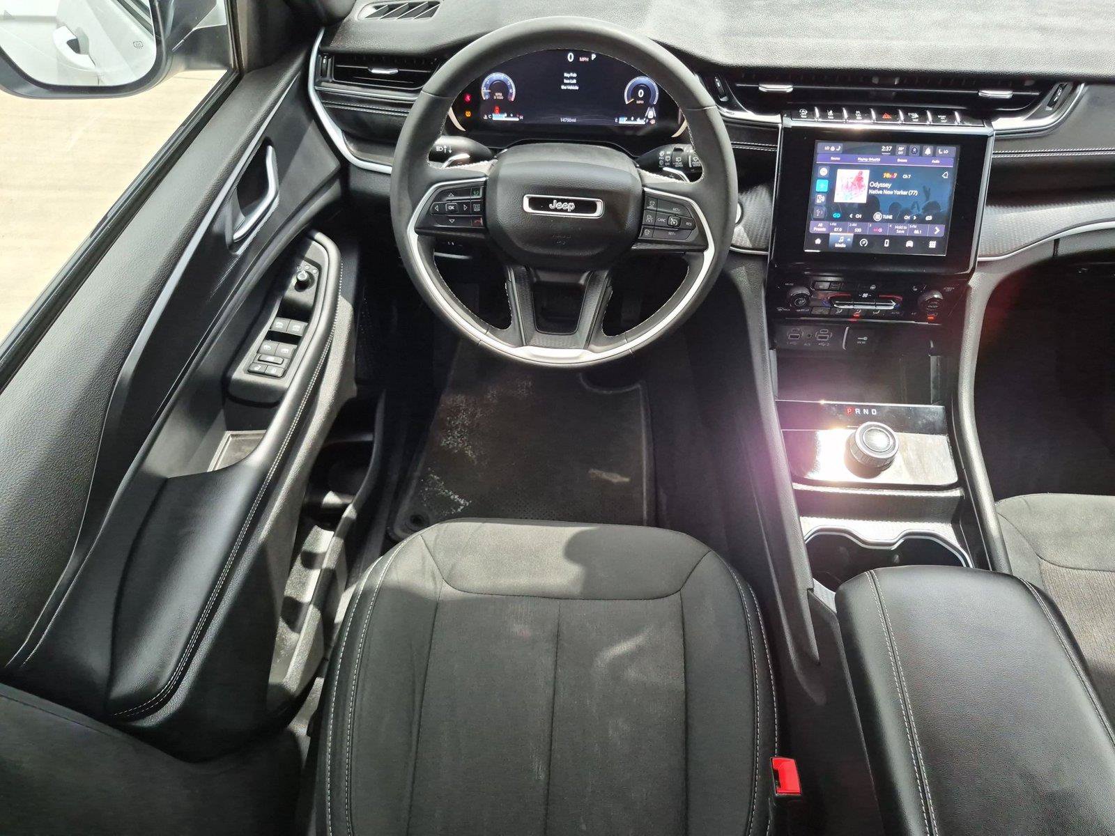 Used 2024 Jeep Grand Cherokee Laredo w/ Luxury Tech Group I AWD/4WD image 13