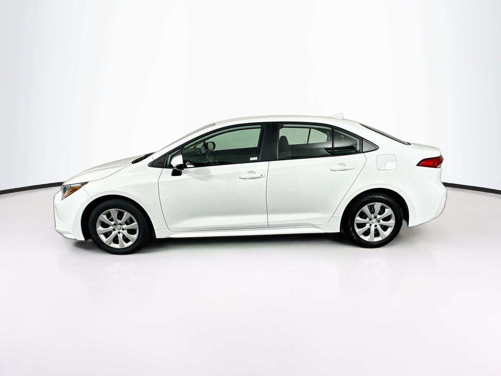Used 2025 Toyota Corolla LE FWD image 4