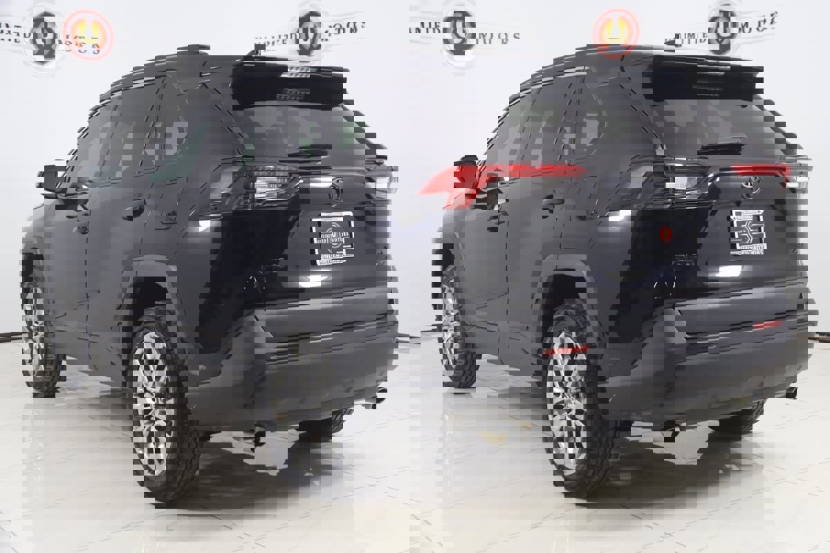 Used 2019 Toyota RAV4 XLE Premium image 4