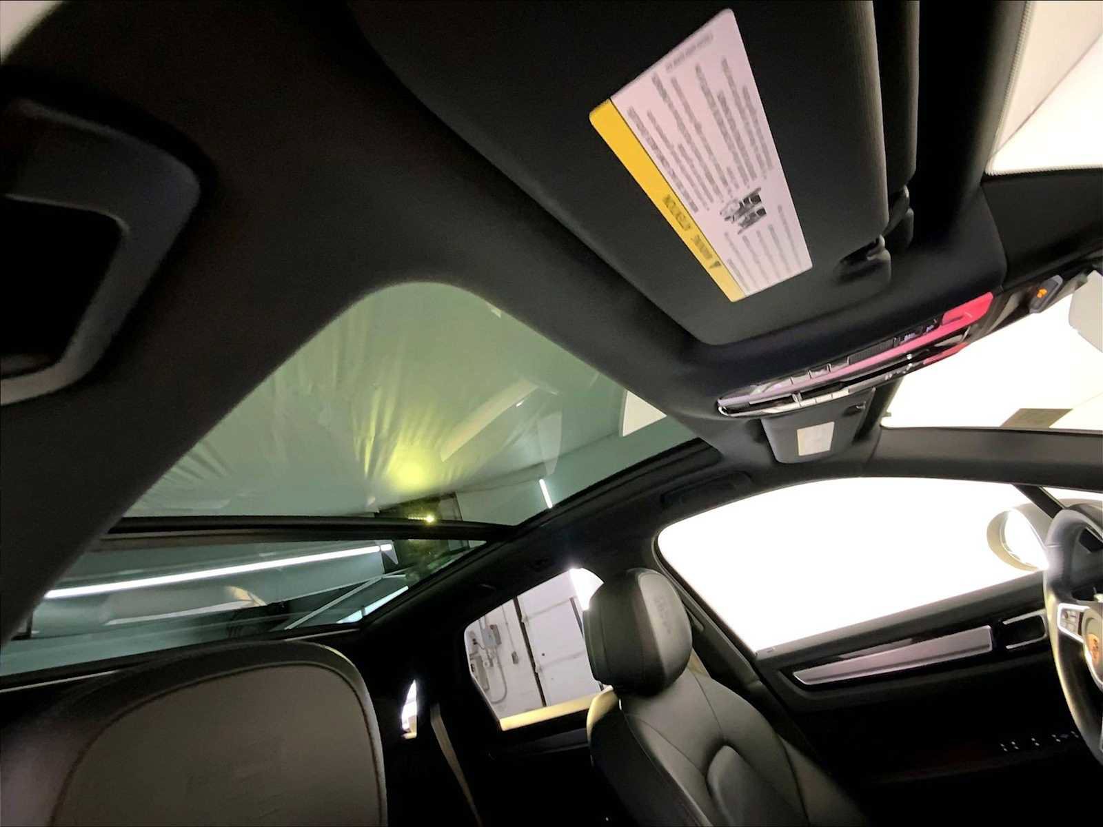 Certified 2022 Porsche Cayenne Platinum Edition image 39