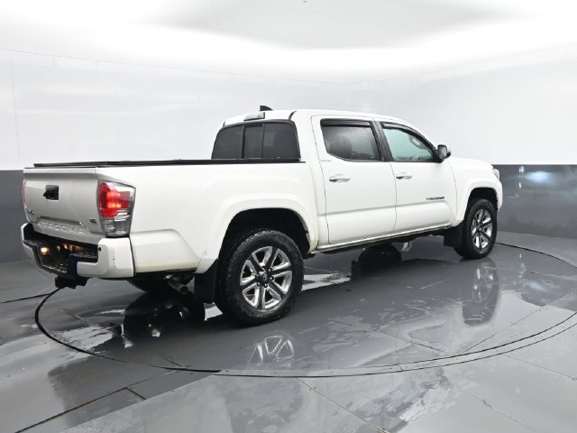 Used 2016 Toyota Tacoma Limited w/ Towing Package AWD/4WD image 21