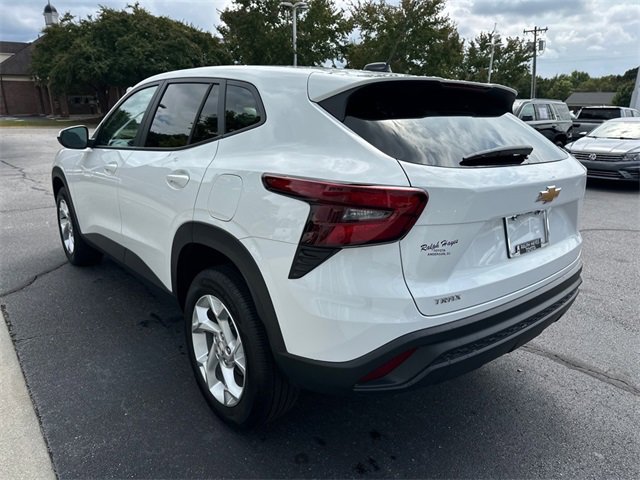 Used 2025 Chevrolet Trax LS w/ LS Convenience Package image 5