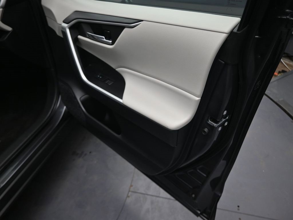Used 2023 Toyota RAV4 XLE Premium image 37