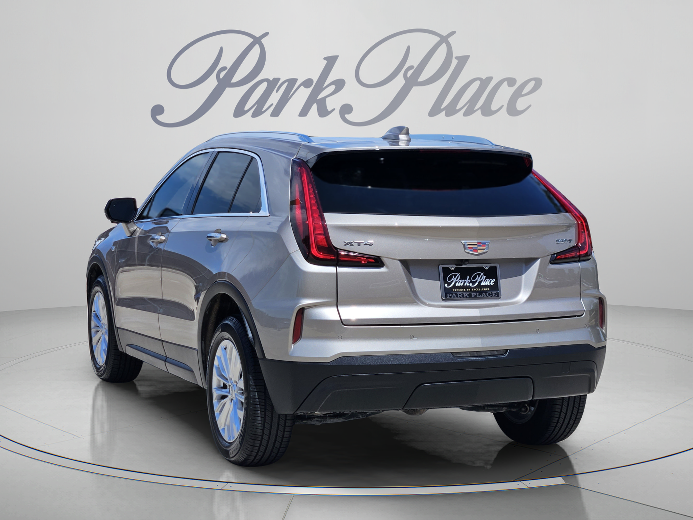 Used 2024 Cadillac XT4 Luxury w/ Cold Weather Package FWD image 3