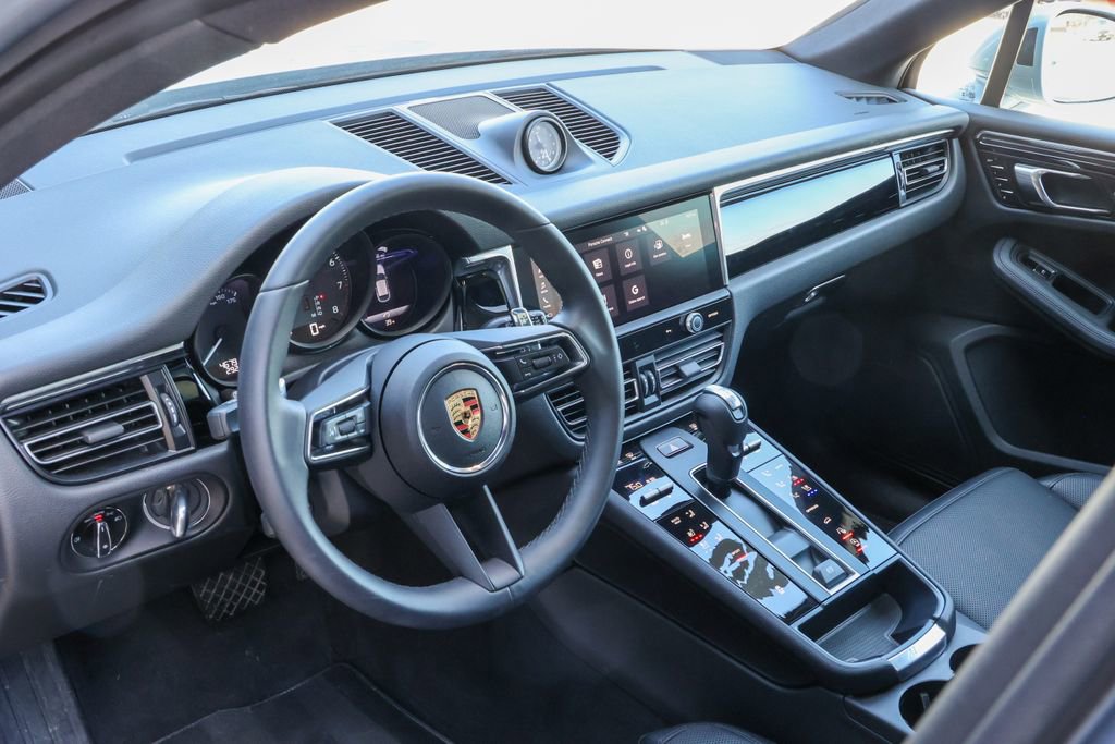 Certified 2025 Porsche Macan image 5