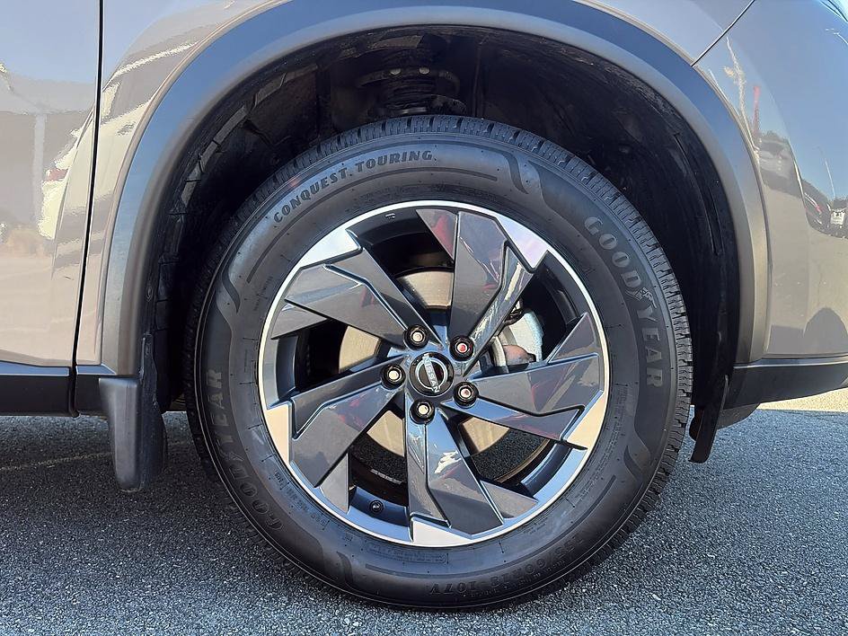 Certified 2025 Nissan Rogue SV AWD/4WD image 35