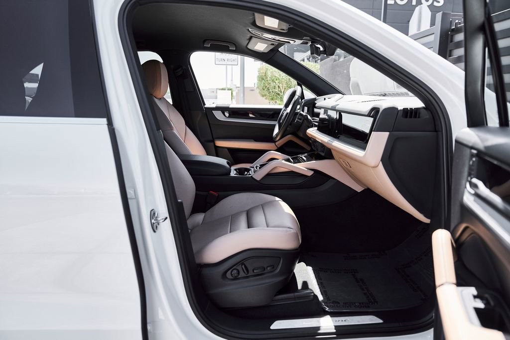 Used 2025 Porsche Cayenne image 22
