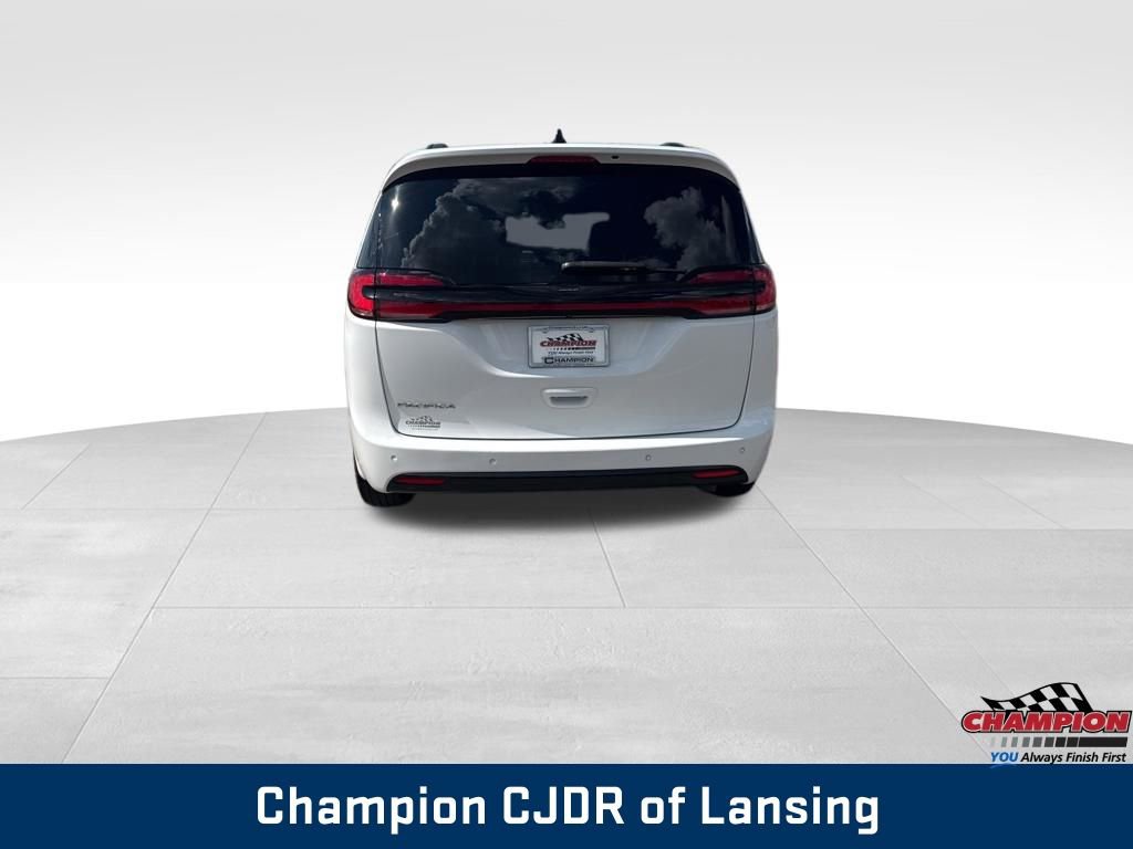 Used 2025 Chrysler Pacifica Limited FWD image 4