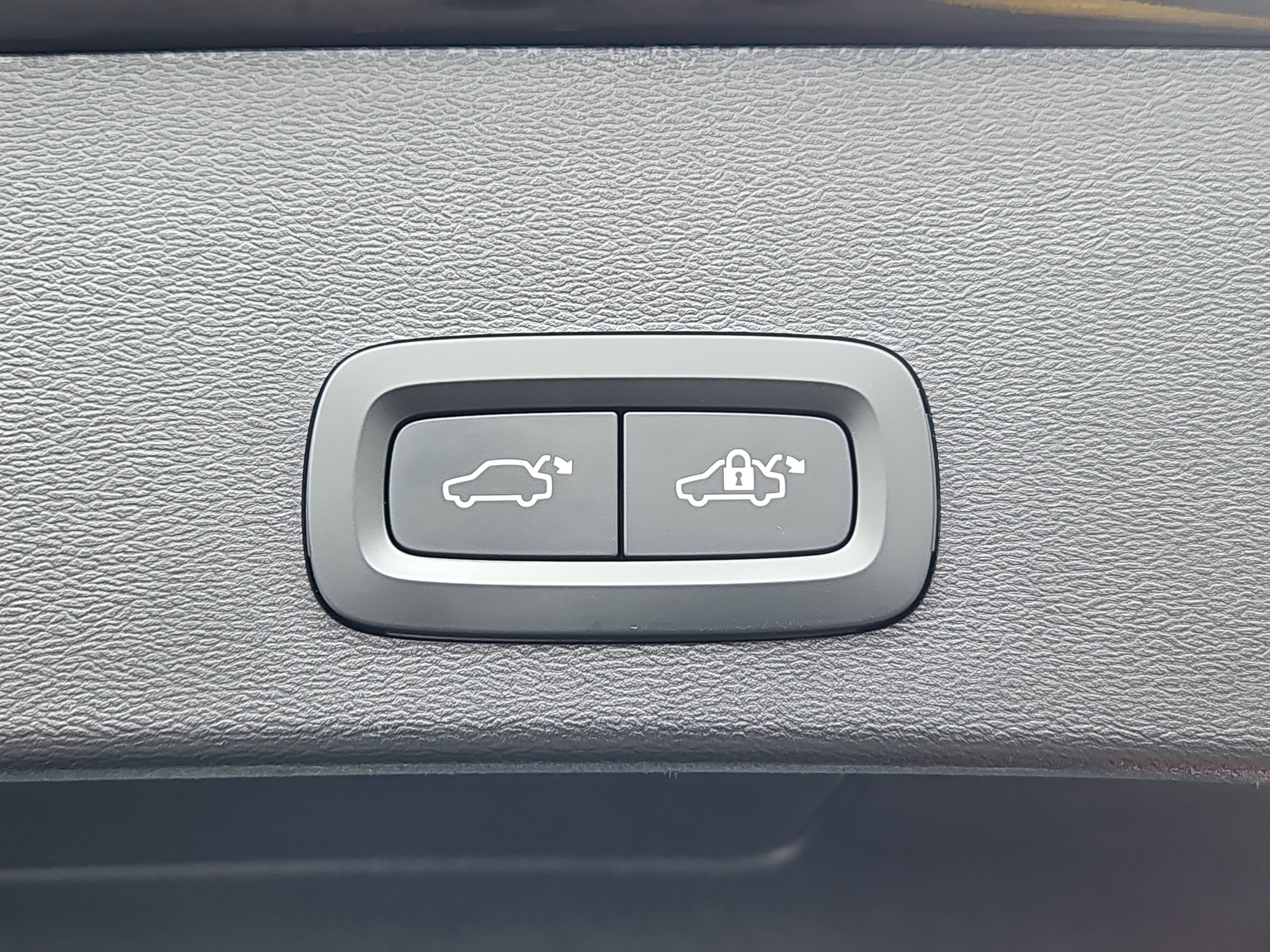 Certified 2023 Volvo XC40 B5 Plus w/ Climate Package image 15