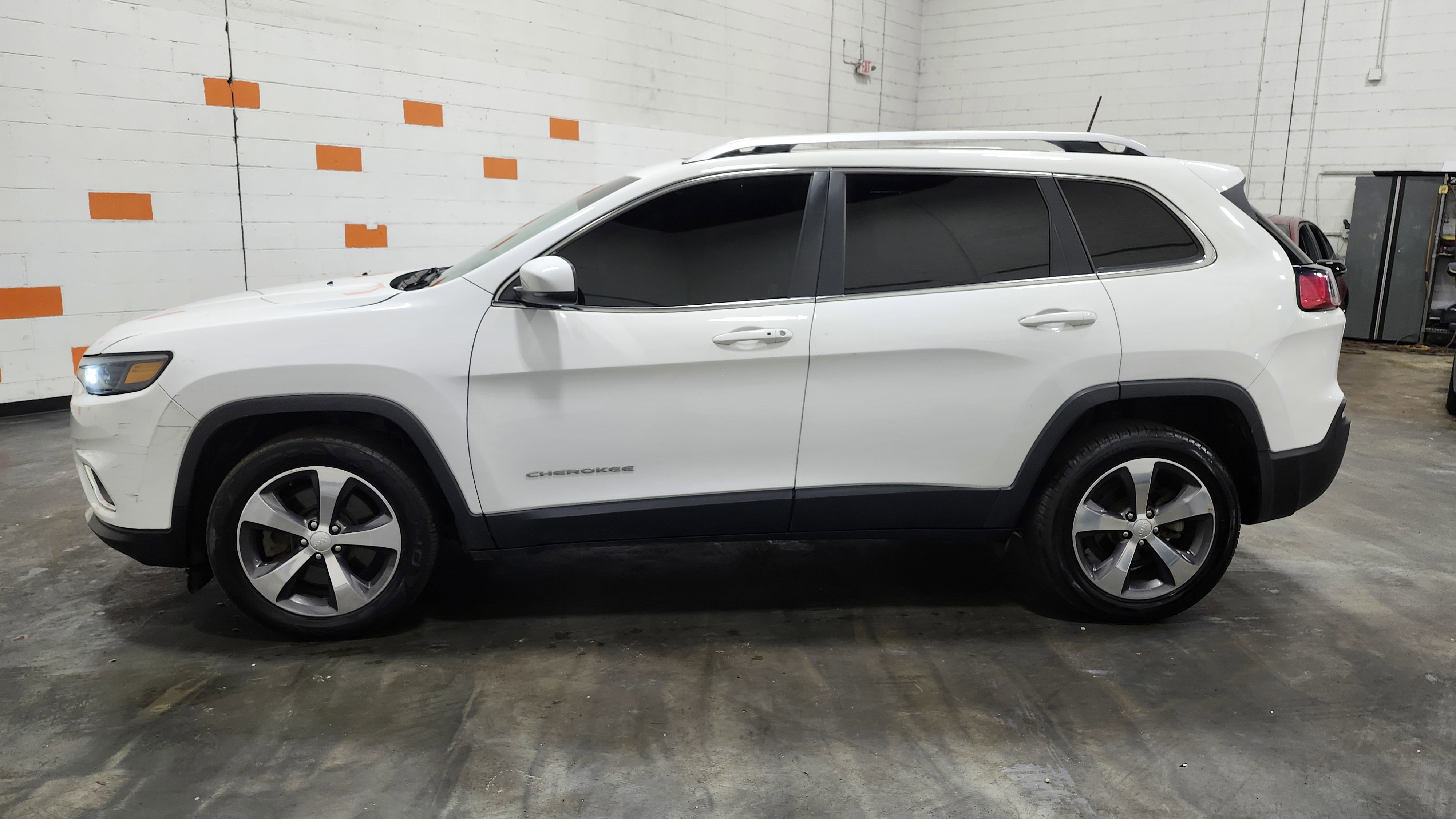 Used 2020 Jeep Cherokee Limited image 14