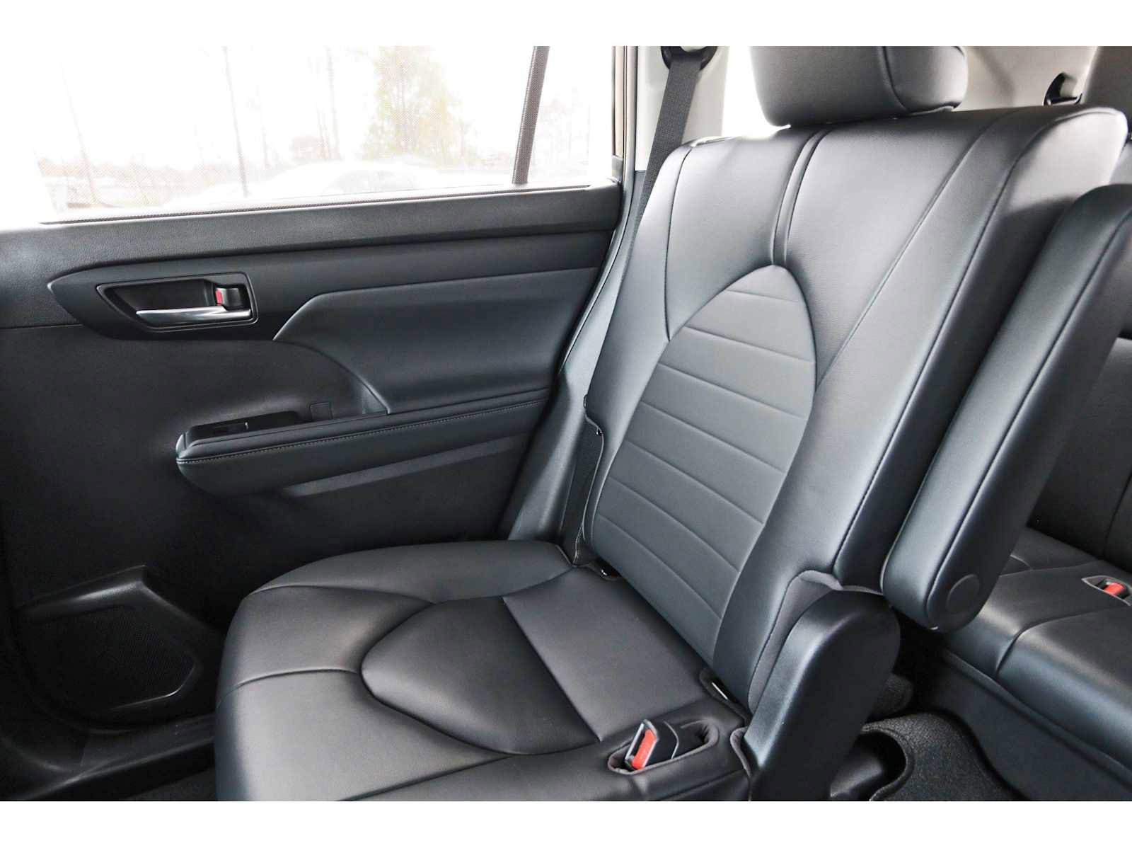 Used 2023 Toyota Highlander XLE image 9